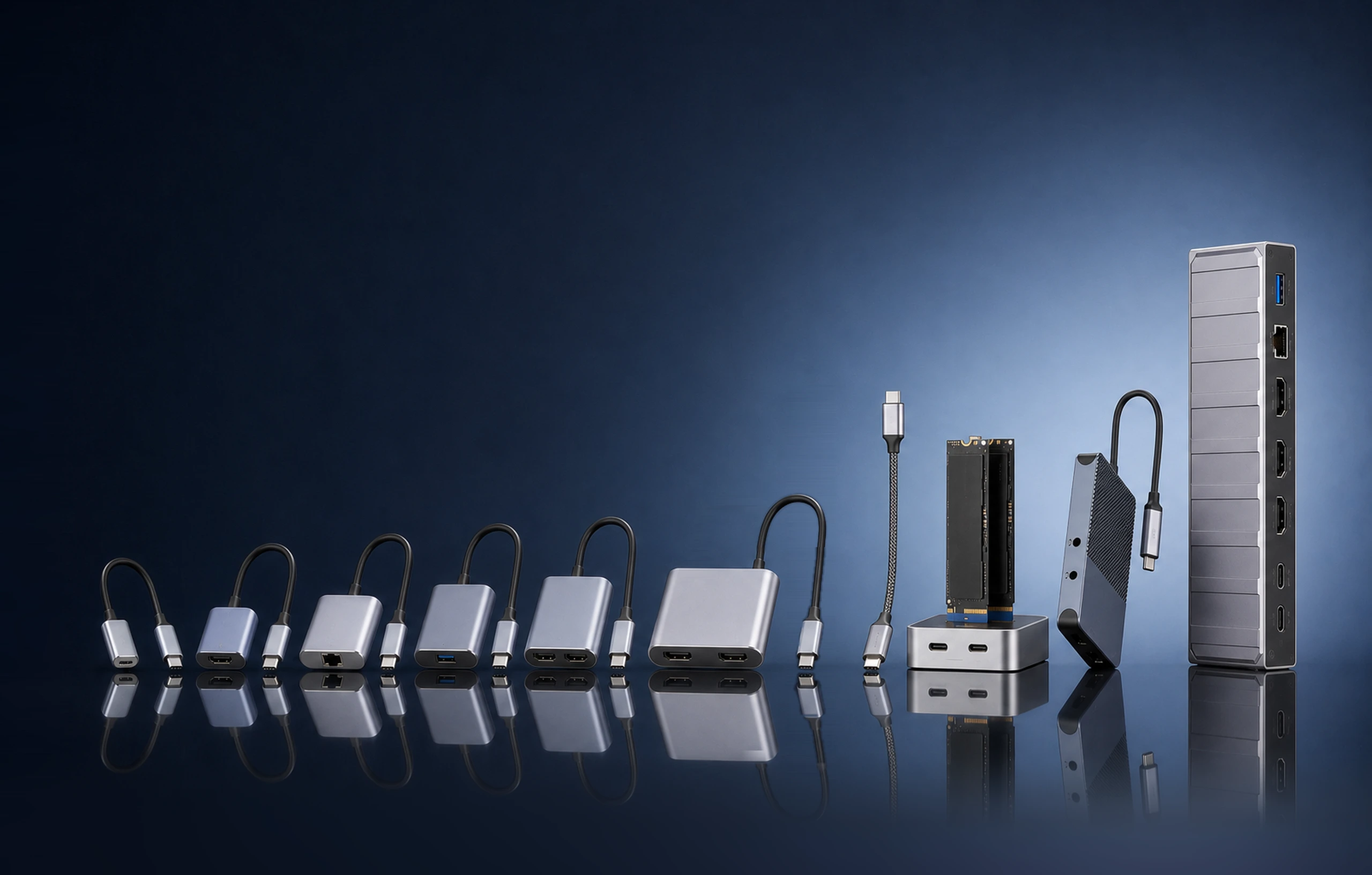 Acessórios de conexão USB-C — docks, hubs, adaptadores e cabos — alinhados em fila crescente sobre fundo azul-escuro, com reflexo no piso espelhado.